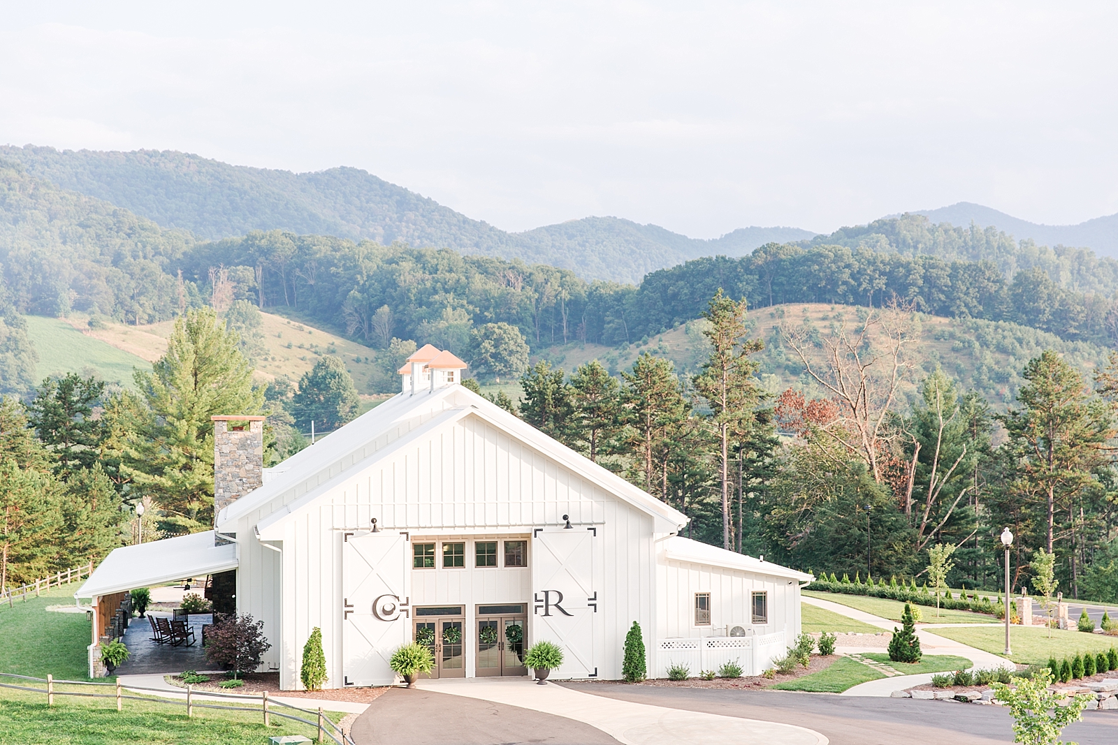 Chestnut Ridge Wedding venue with mountain background Photo