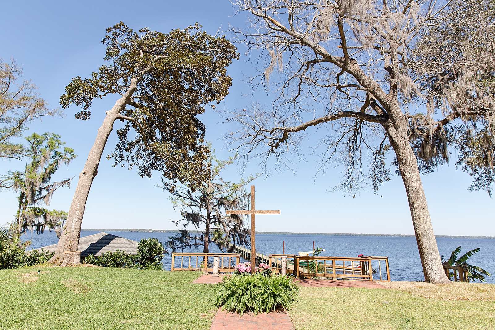 Enchanted Oaks Jacksonville Wedding Ceremony Site with Cross Overlooking the St Johns River Photo