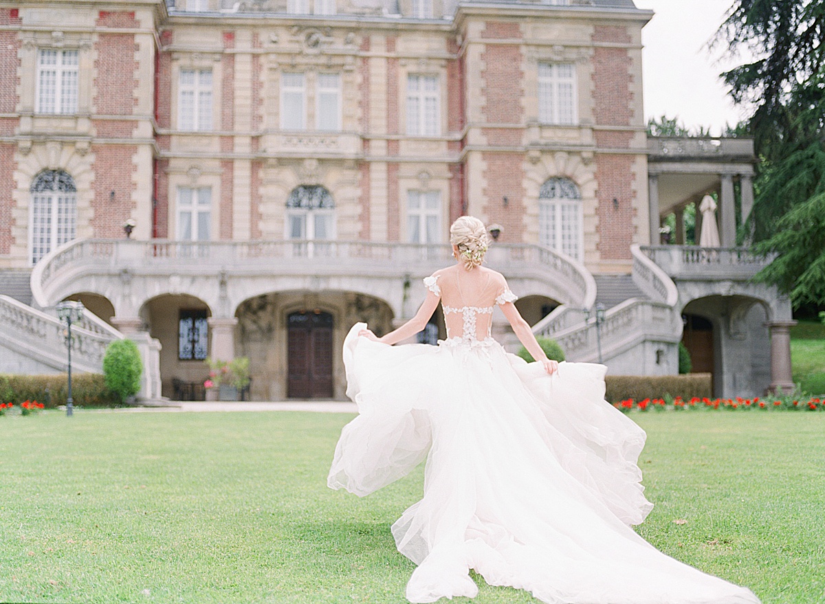 Château Bouffémont Wedding Bride Running to Chateau Photo