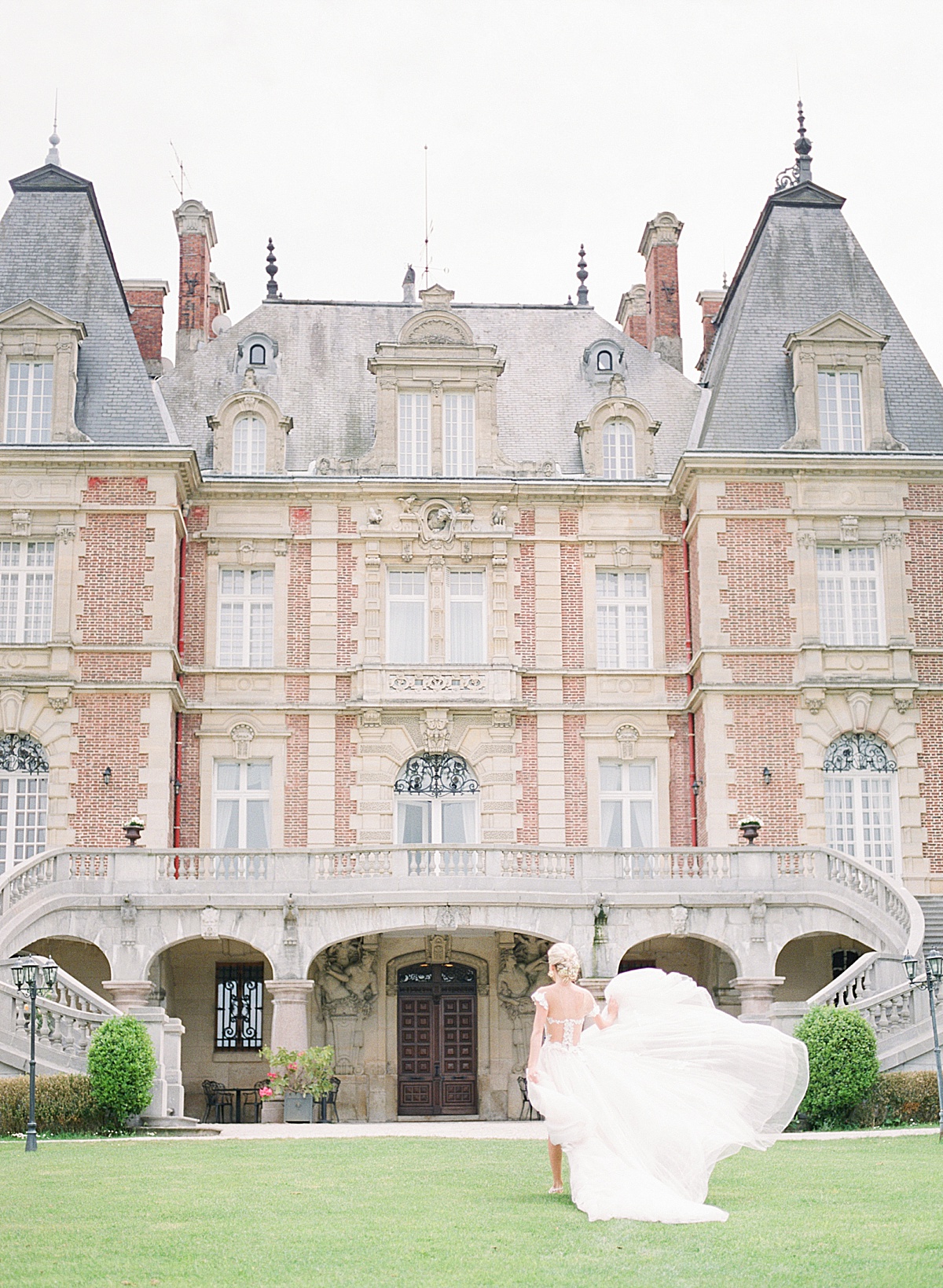 Château Bouffémont Wedding Bride Running Toward Chateau Photo