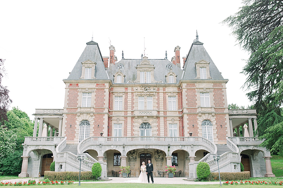 Château Bouffémont Wedding Bride and Groom in front of Chateau Photo