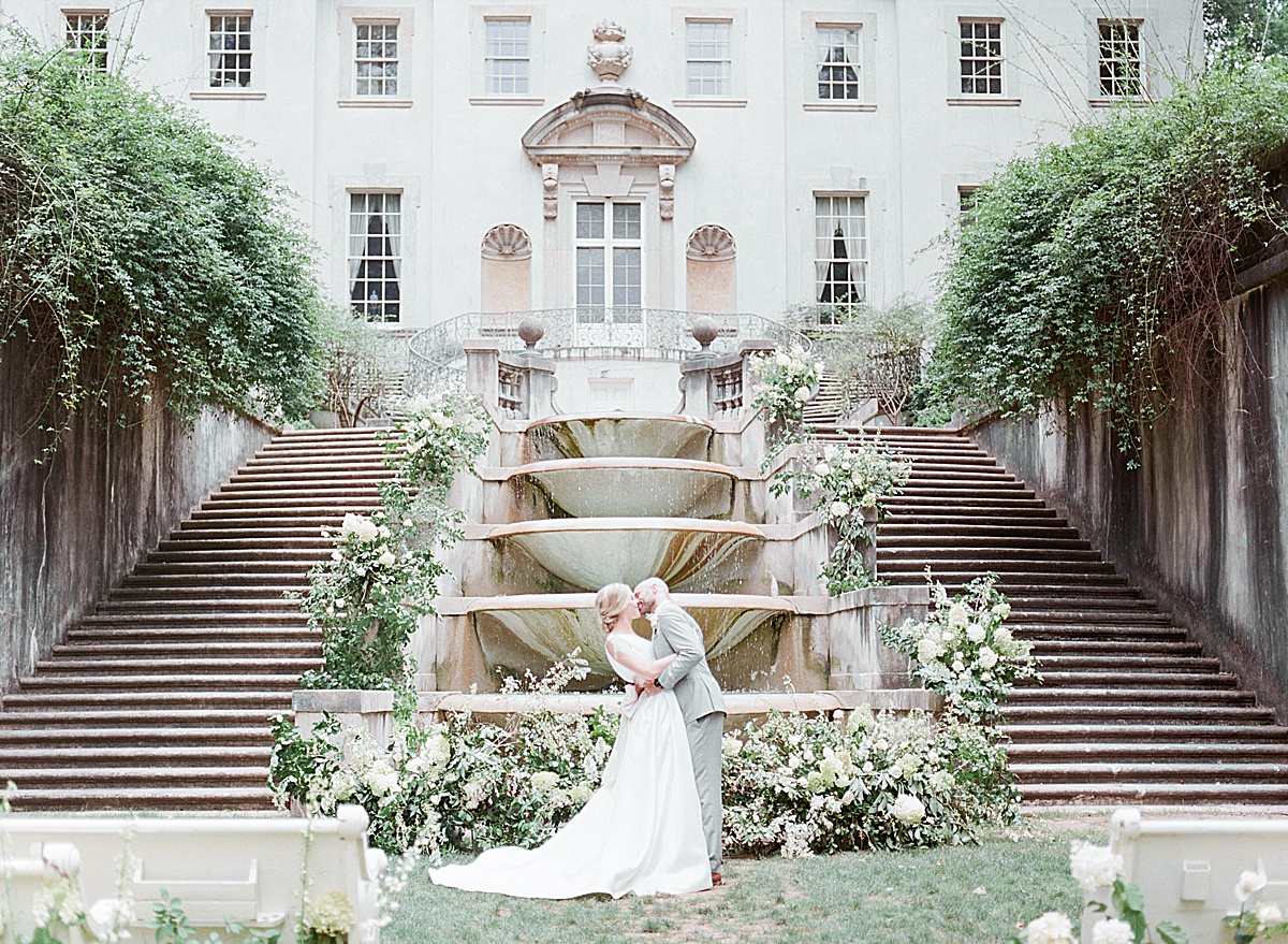 Swan House Wedding Couple Kissing in Front of Fountain Photo