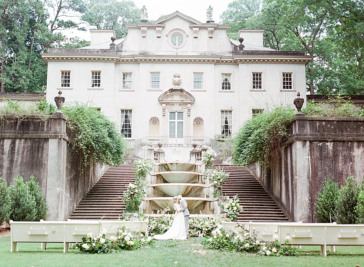 Swan House Wedding Bride and Groom Kissing in front of Fountain Photo