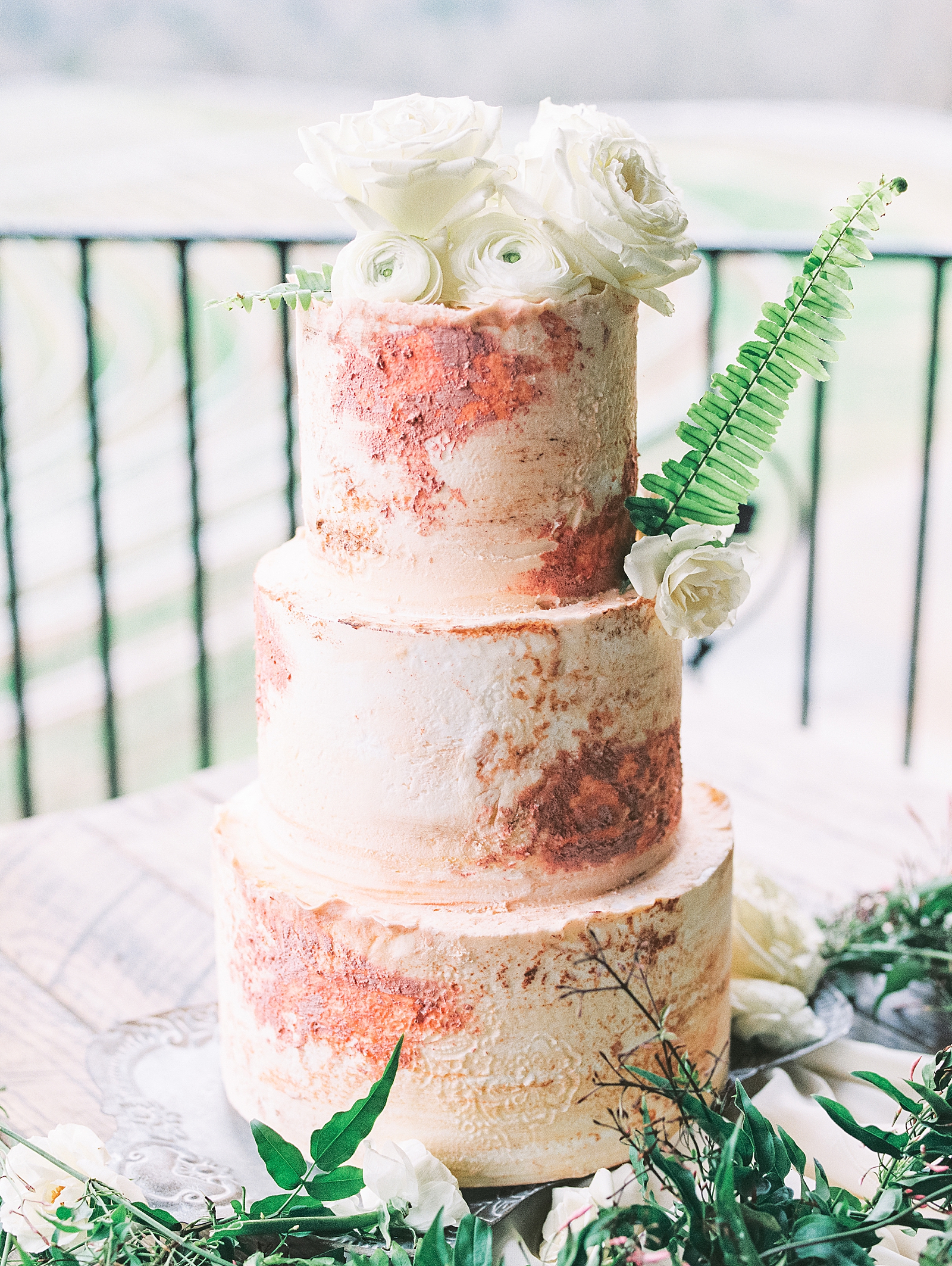 Rustic Orange and white textured cake with White Roses Photo 