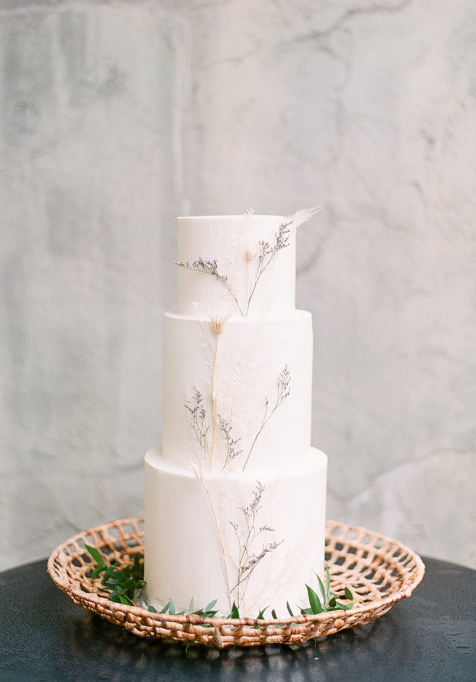 Minimal White Cake with Dried Flowers Photo 