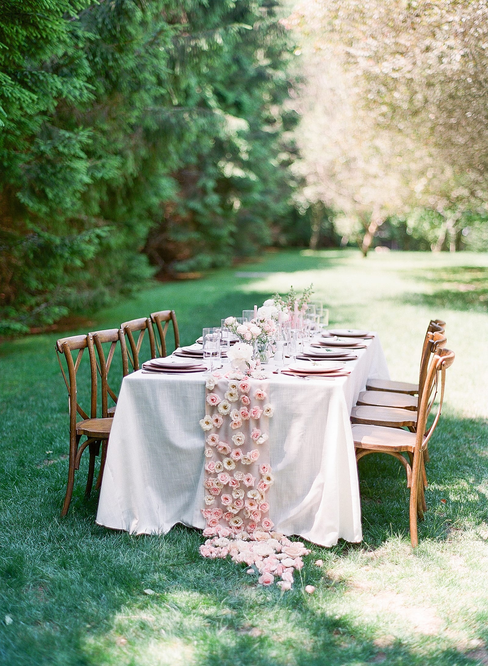 Old Edwards Inn Reception Table with Floral Runner Photo 