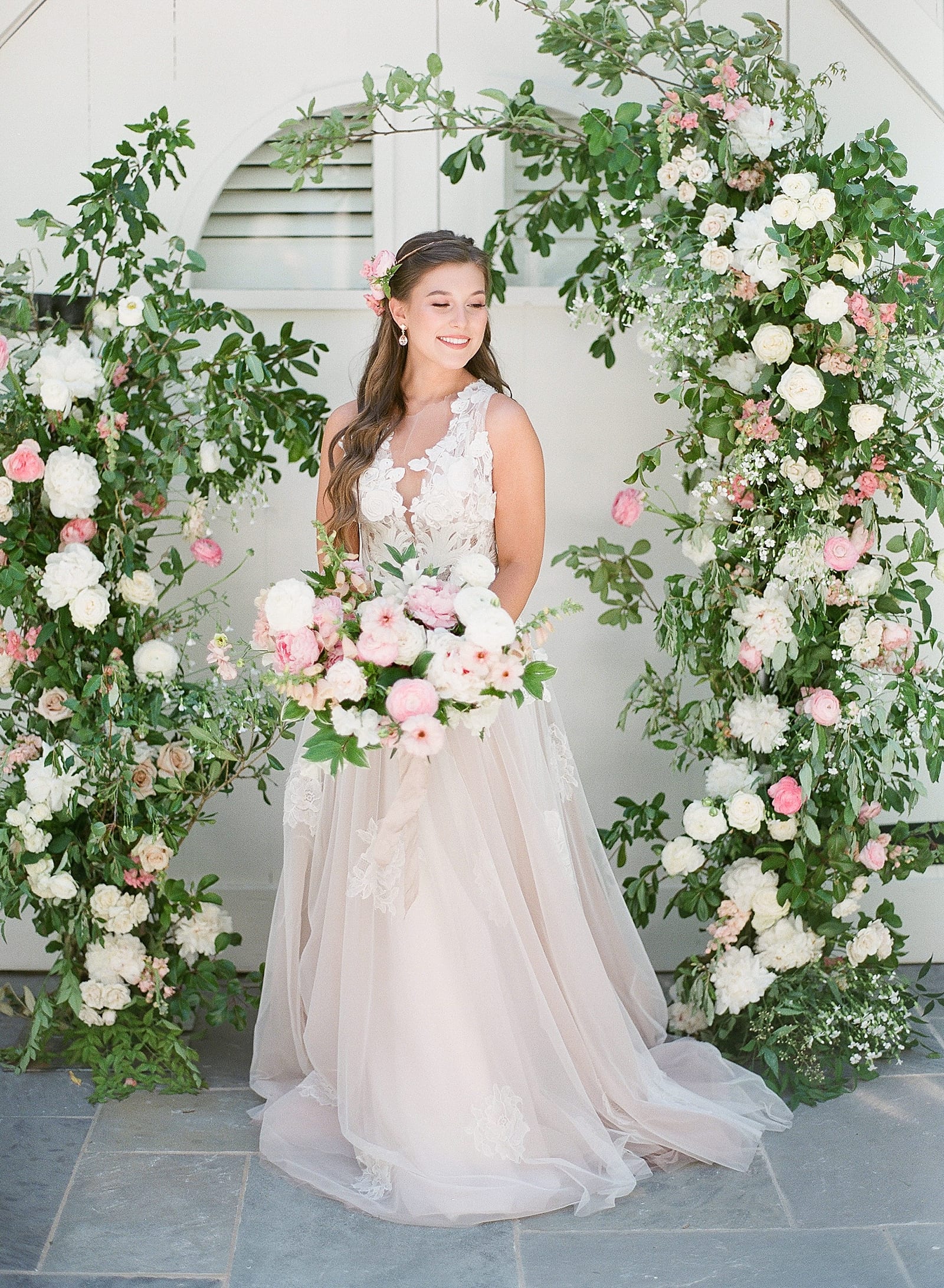 Old Edwards Inn Wedding Bride in front of floral arch Photo 