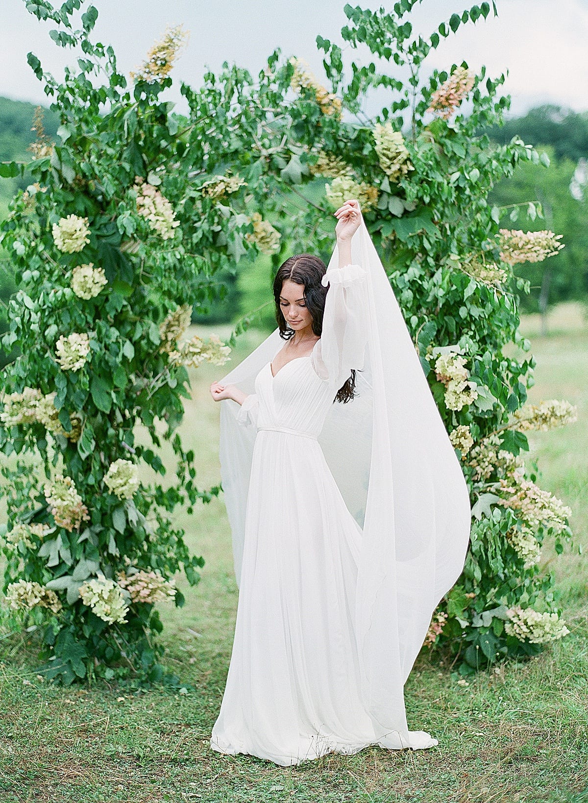 Alon Livné White Romantic Long Sleeved Wedding Gown Photo 