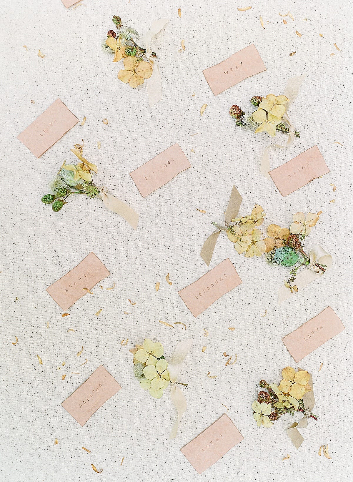 boutonnieres and name cards photo