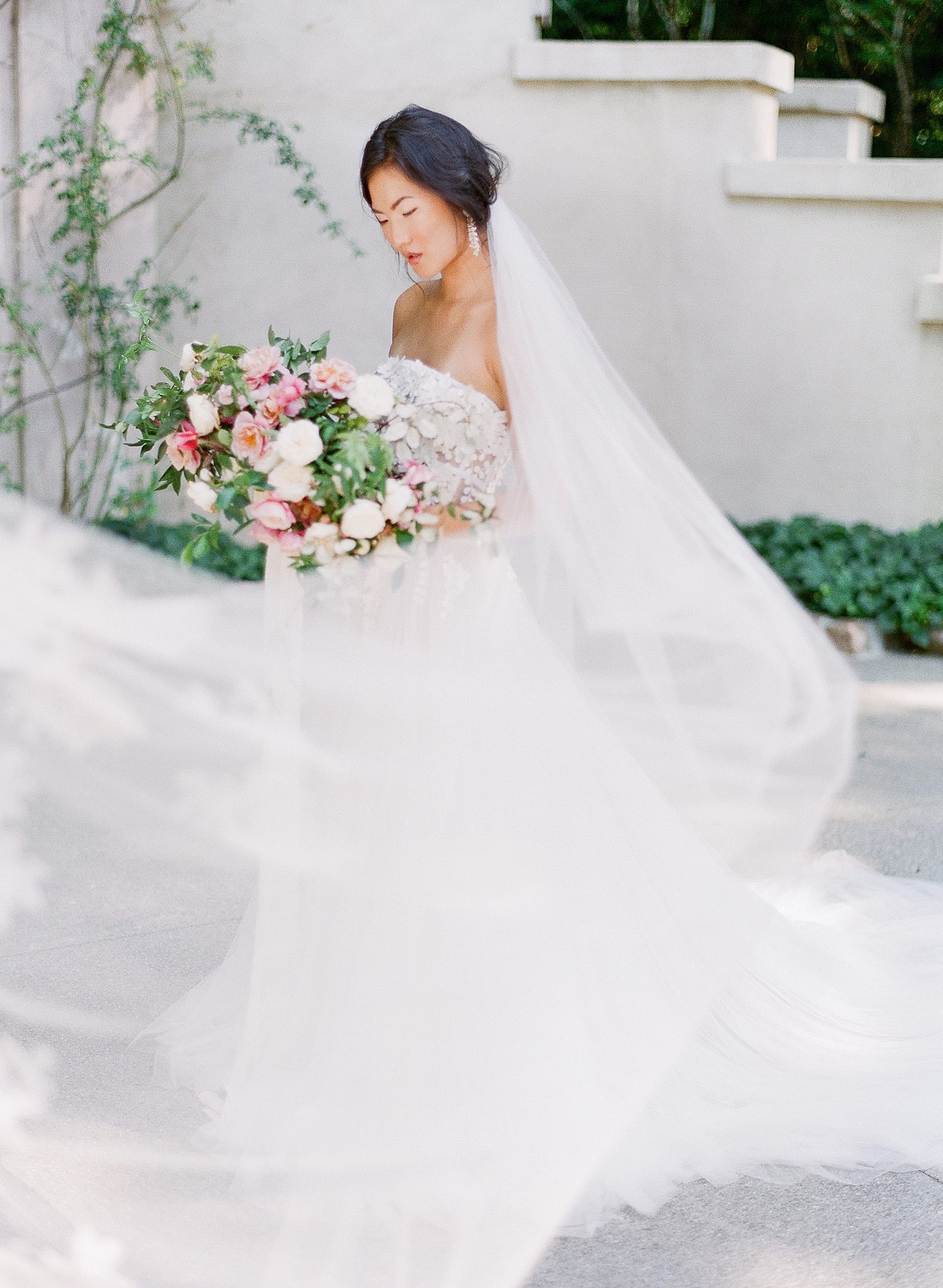 Bride with Flowing Veil at Swan House Atlanta Photo