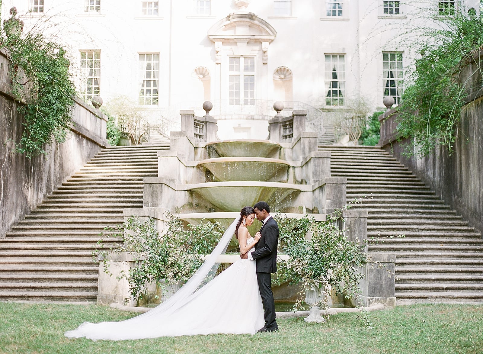 Swan House Atlanta Bride and Groom in front of fountain Photo