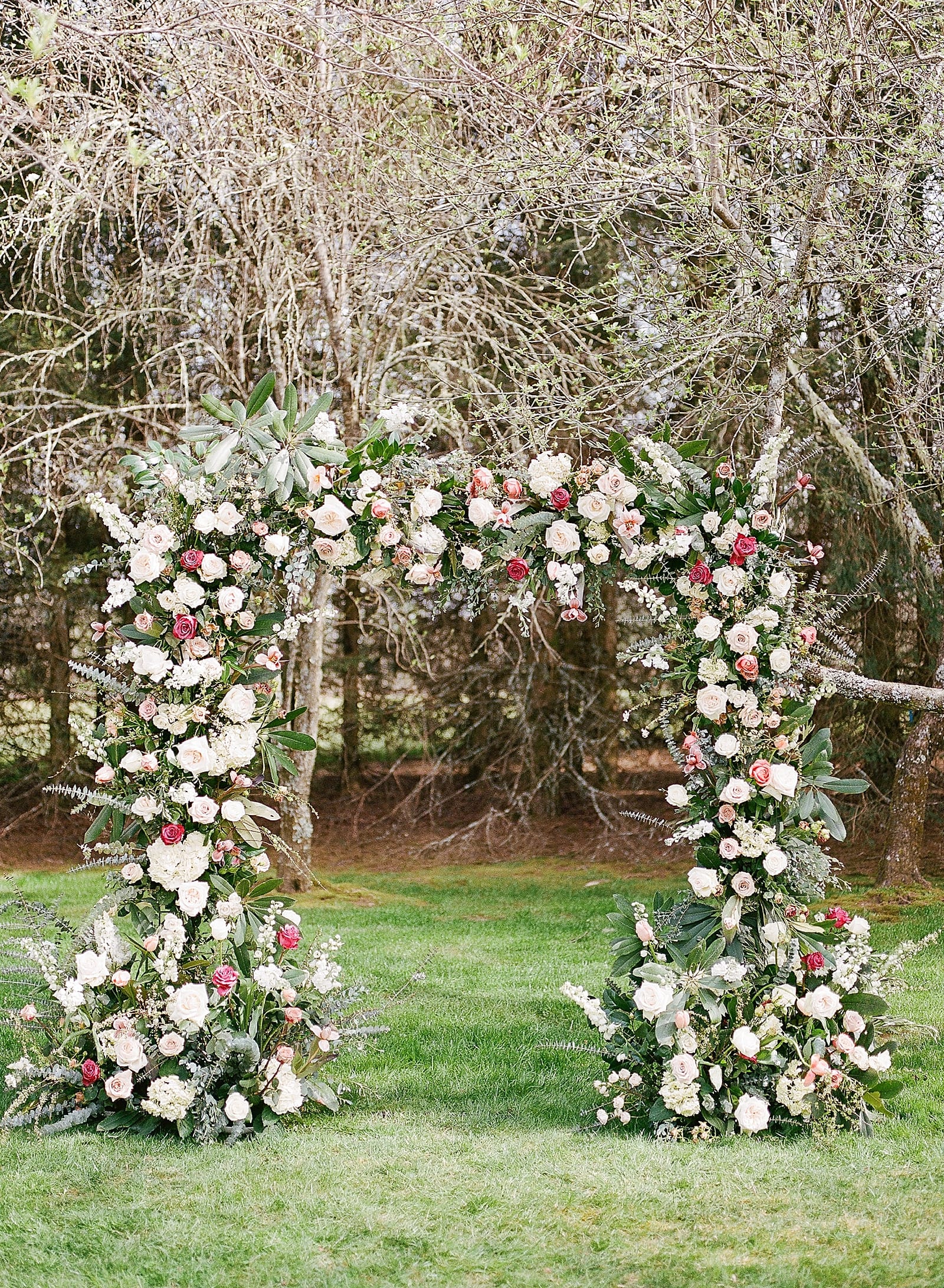 Old Edwards Inn Wedding Flower Arch Photo