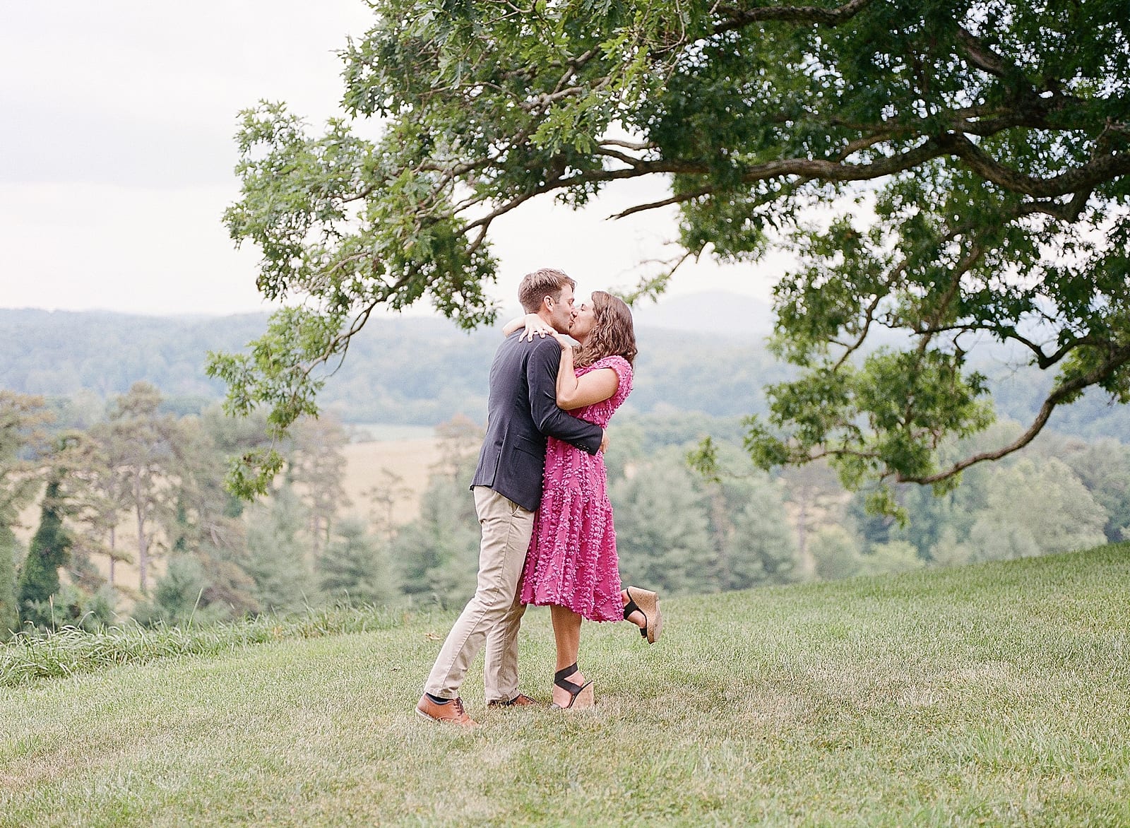 Romantic Biltmore Locations Couple Kissing Under Tree Photo