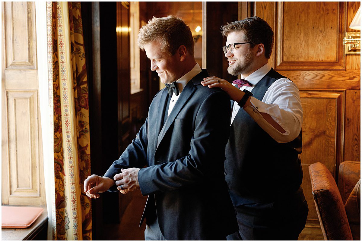 Groom Getting Ready in Hummingbird Lounge at Old Edwards Inn Photo