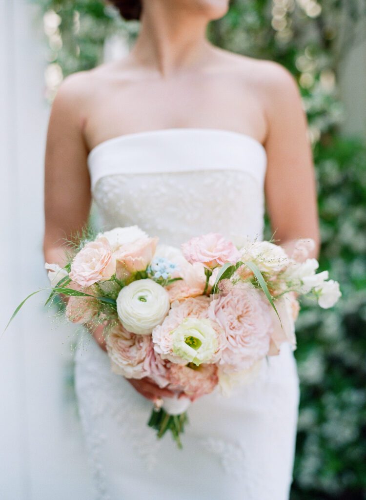 bride holding bouquet photo
