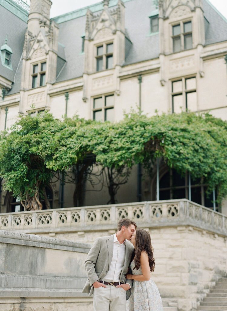 couple kissing at Biltmore Estate