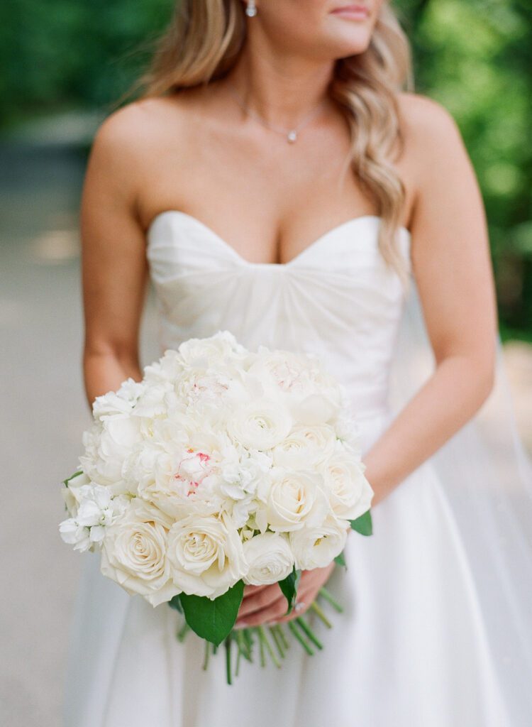 bride holding bouquet