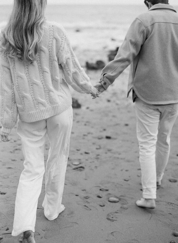 black and white of couple holding hands